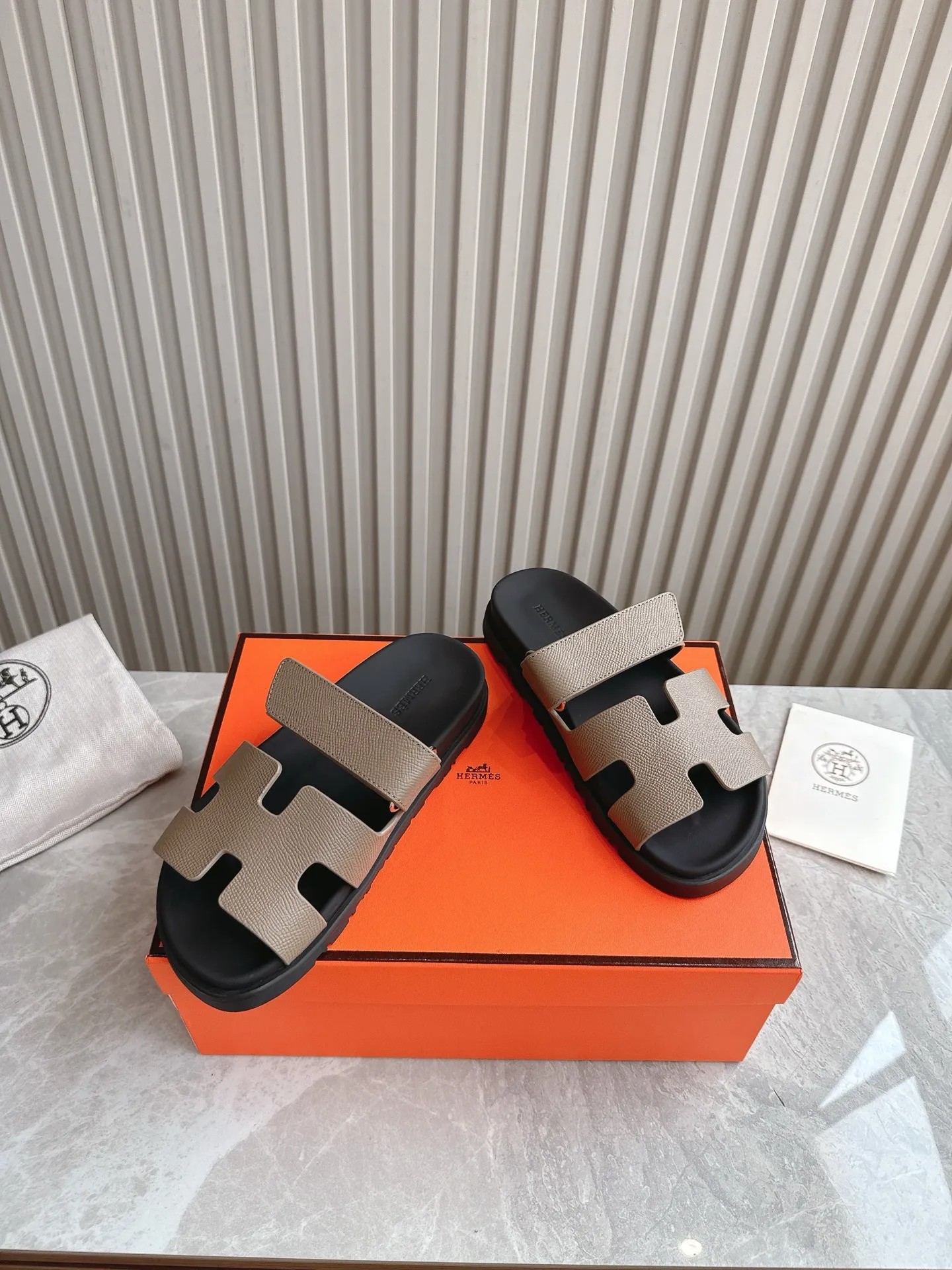 p480🐮🐮Couple model (top version) H family 2024 spring and summer new style HERMES Hermes' recently popular couple model pig nose angle sandals and slippers, paired with various colorful socks, popular. Upper: imported original deerskin (the genuine leather edging is not ordinary super migration). Lining: imported genuine leather. Outsole: Tpu non-slip and wear-resistant outsole. Size: Female 35-42 (40/42 non-returnable and non-exchangeable) Male size: 39-45 (45 non-refundable and non-exchangeable)